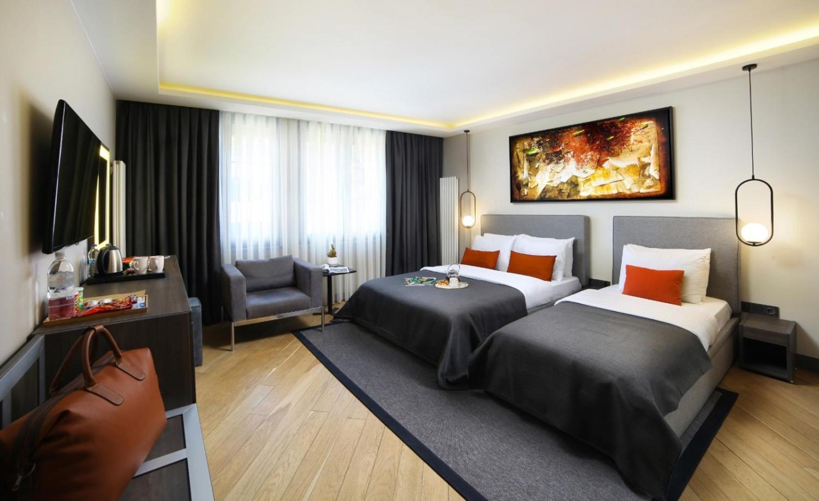Hotel The Capital 2*