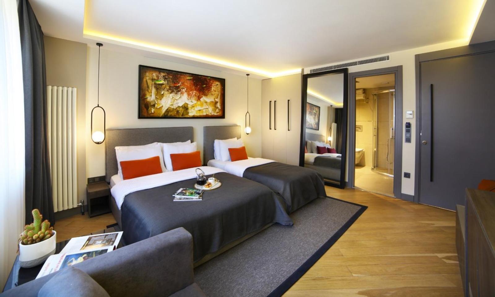Hotel The Capital 2*